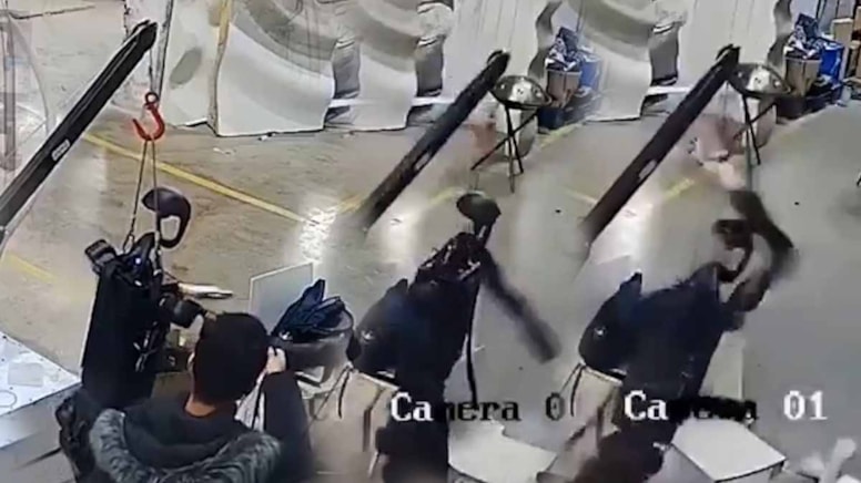 Çin’de insansı robot sunum sırasında kontrolden çıkarak mühendislerine saldırdı