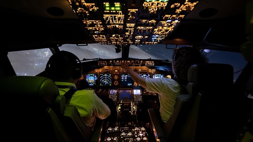 Kaptan tuvalete gitti, yardımcı pilot bayıldı: 200 yolcu taşıyan uçak 10 dakika pilotsuz uçtu