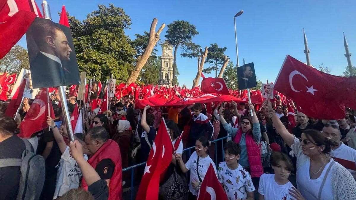 Yüzlerce genç Dolmabahçe'de Mustafa Kemal Yürüyüşüne katıldı