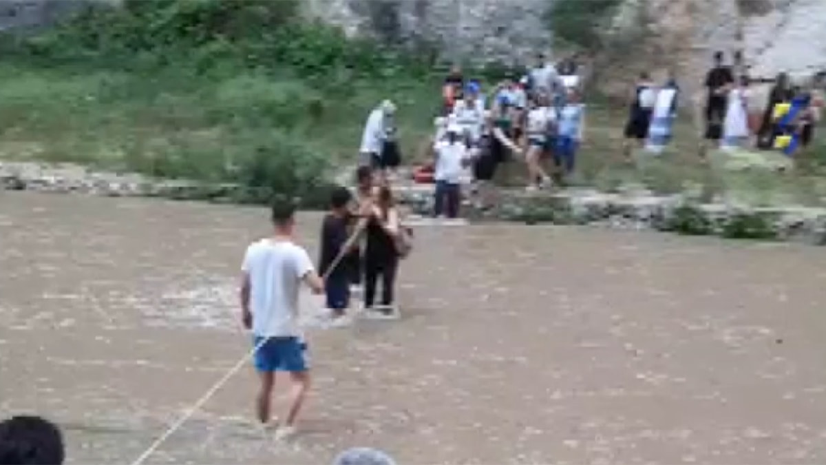 Debi yükseldi, 35 kişi mahsur kaldı