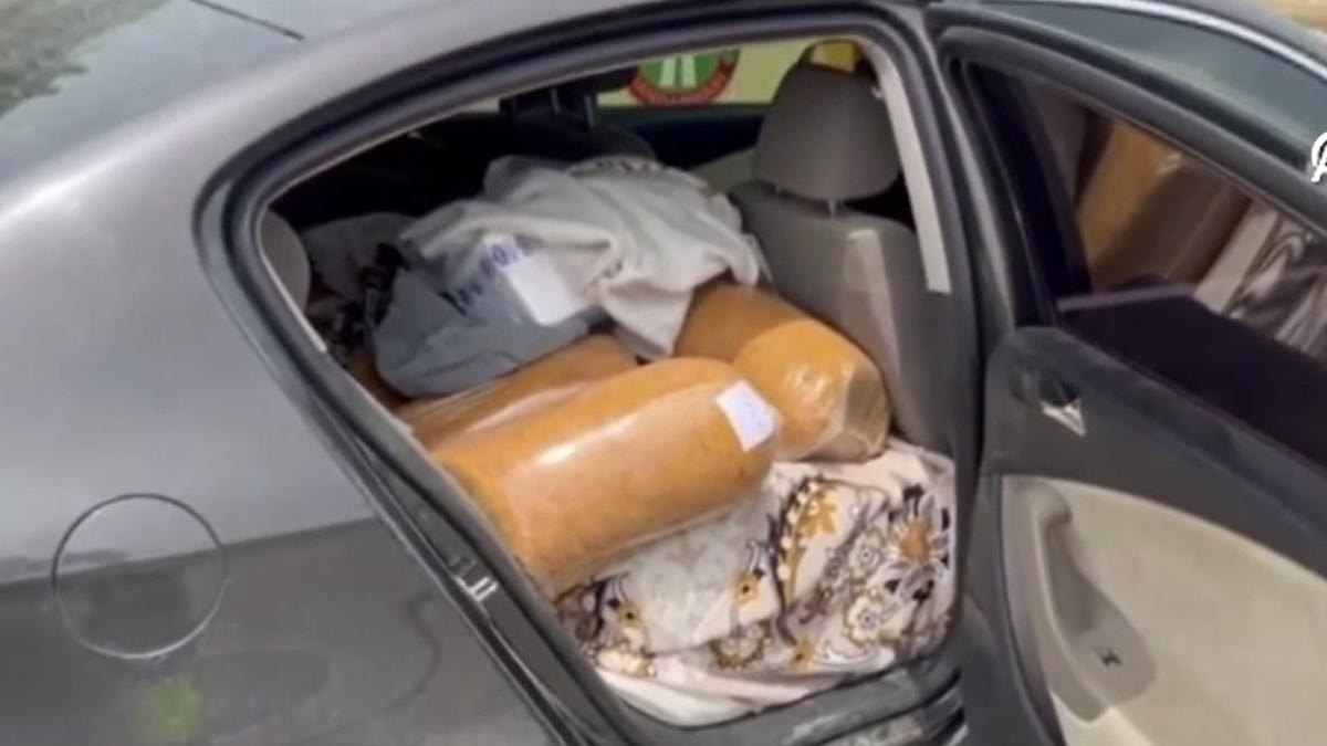 Araç durduruldu:  292 bin 102 makaron ve  250 kilogram tütün çıktıv