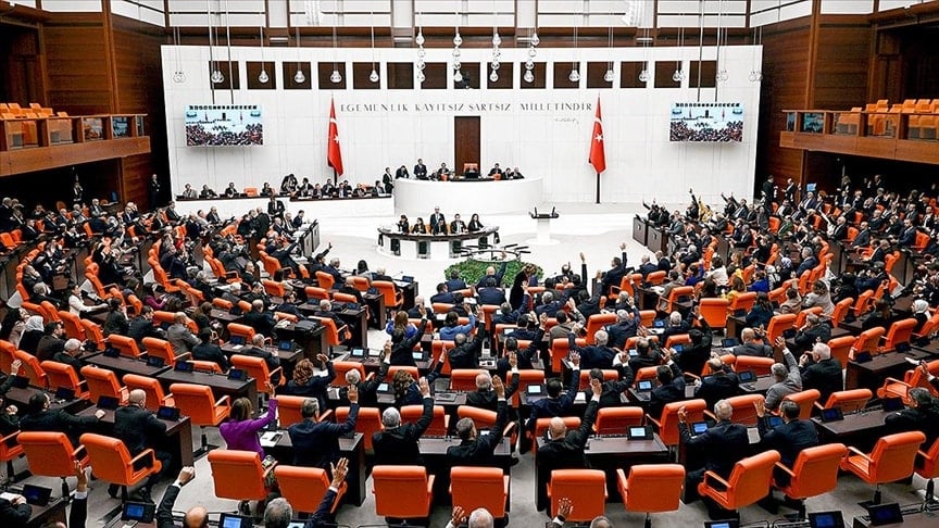 15 saat 15 dakika sürdü: 10. Yargı Paketi komisyonda kabul edildi!