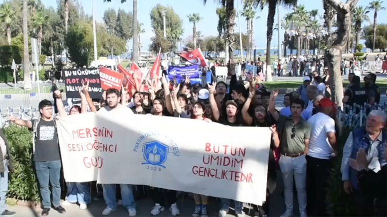 1 Mayıs kutlamasında 'bozkurt işareti' kavgası