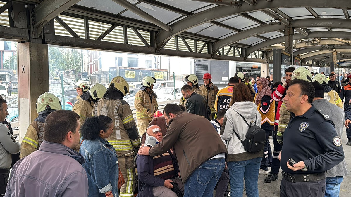 Beylikdüzü'ndeki metrobüs kazasında ölen yolcunun cenazesi ailesine teslim edildi