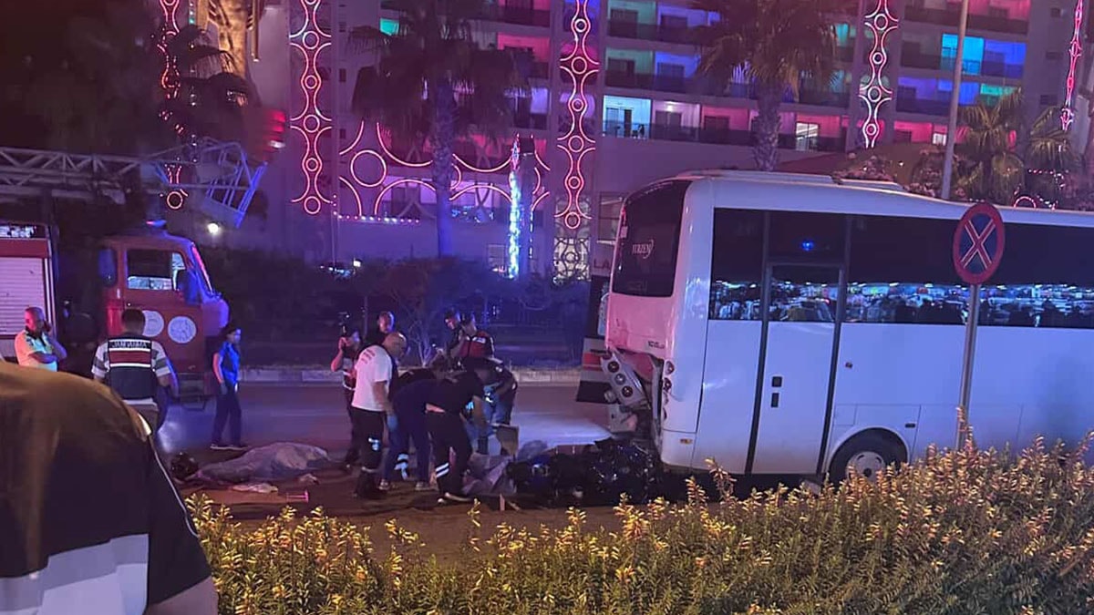 Alanya'da park halindeki araca motosiklet çarptı: 2 kişi hayatını kaybetti