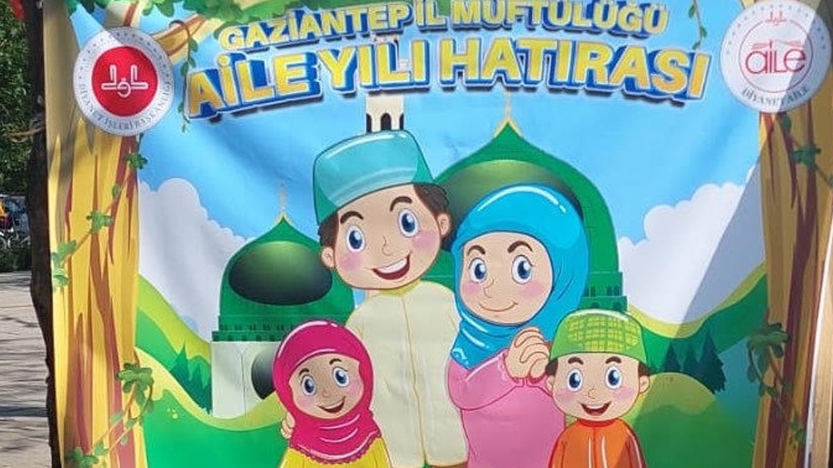 Gaziantep'te tartışma yaratan afiş: Kız çocuğuna başörtü, erkek çocuğuna takke!