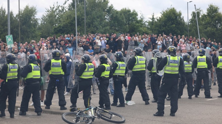 Yeni Alman hükümetinin ilk icraatı, sınırları kapamak oldu
