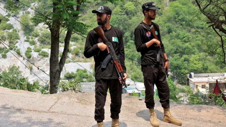 İki nükleer güç silahları susturdu, ancak gerginlik had safada