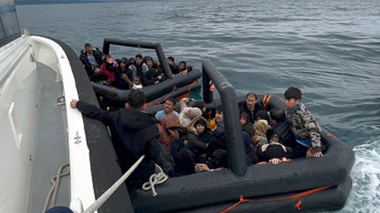 Yunanistan çoluk çocuk göçmenlerle doldurduğu can sallarını Türk sularına bıraktı