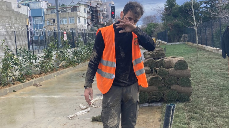 Bir zeytini bölerek yiyen en yoksul megaloman