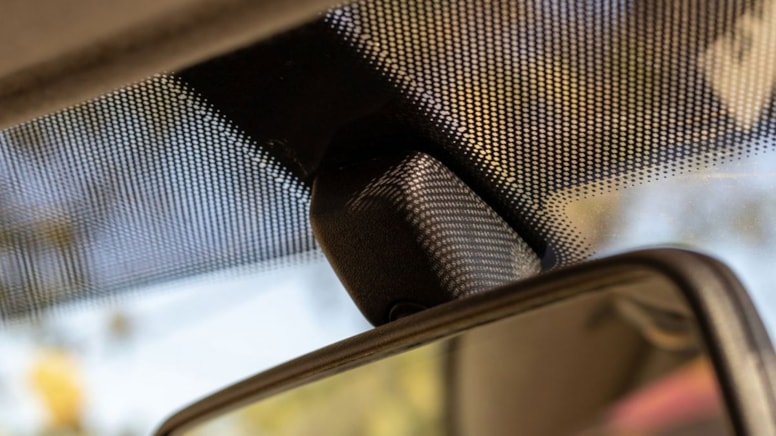 Araba camlarındaki siyah noktaların hayati bir işlevi varmış