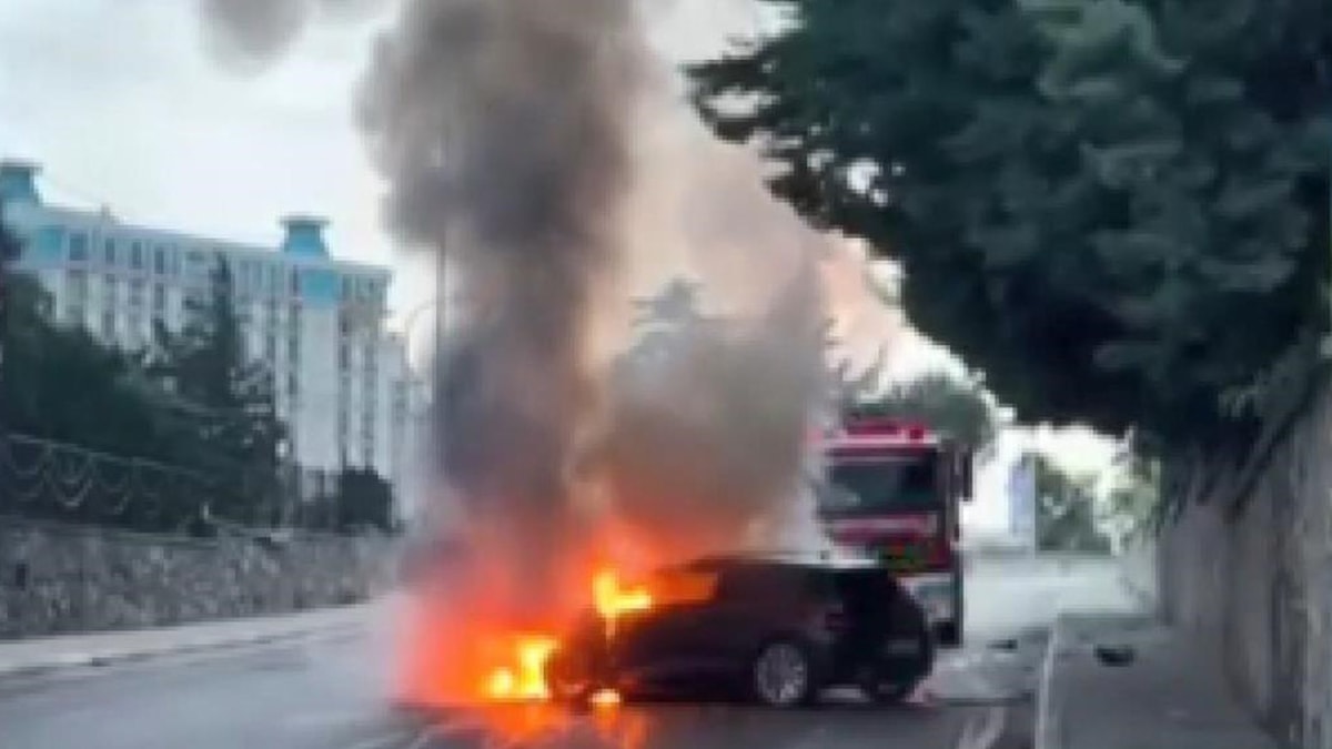 İstanbul'da seyir halindeki otomobil alev alev yandı
