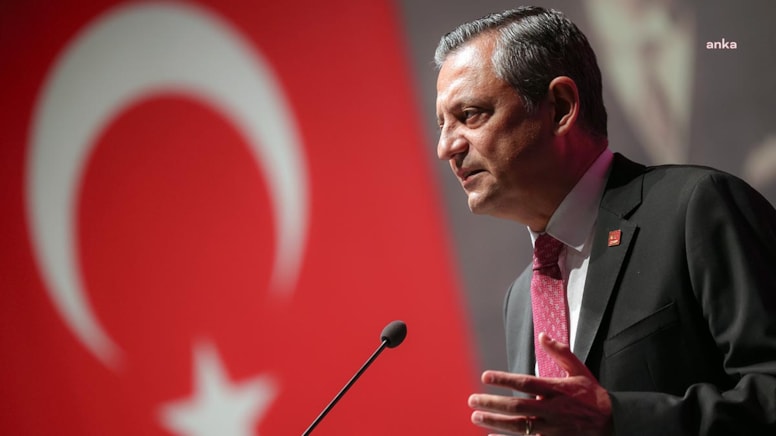 Özgür Özel'den gönderme: Biz sokakta yürüyemeyenlerden değiliz