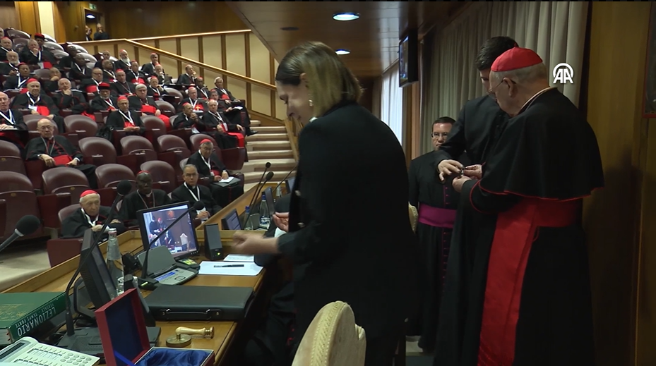 Papa Franciscus'un balıkçı yüzüğü ve kurşun mührü imha edildi