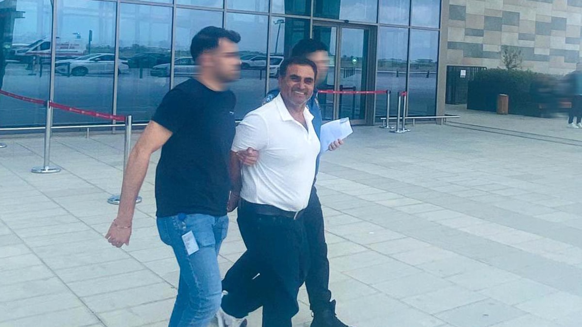 Interpol'ün aradığı firari yakalandı, gülerek poz verdi