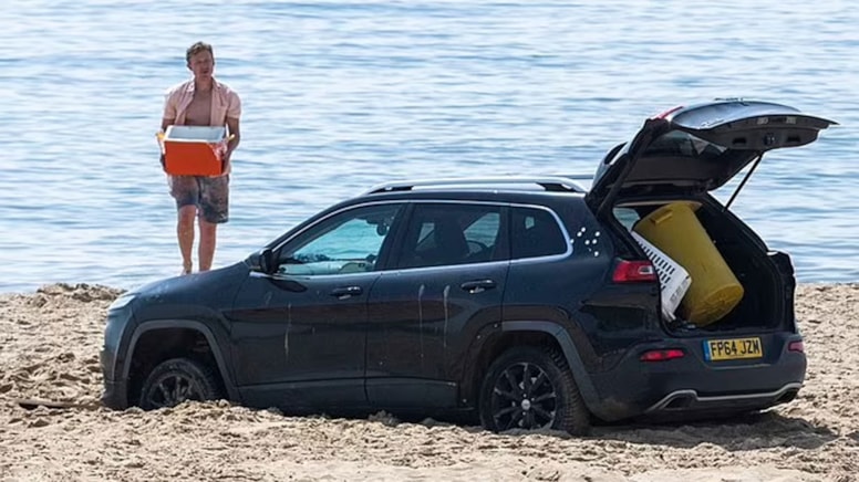 Etkilemek isterken rezil oldu: Arabayla sahile girince olanlar oldu