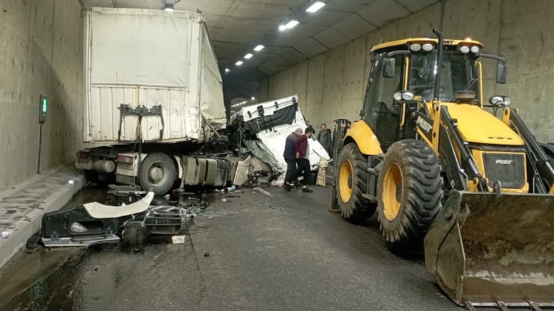 Erkenek Tüneli’nde TIR duvara çarptı: 1 ağır yaralı
