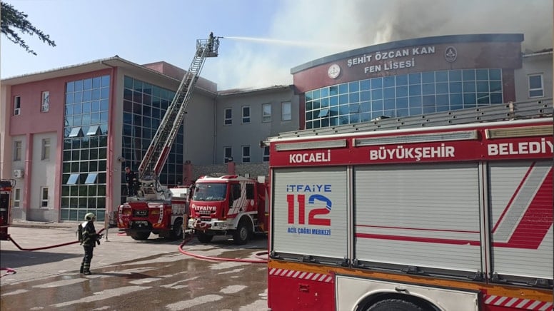 Kocaeli'de lisenin çatısı alev alev yandı