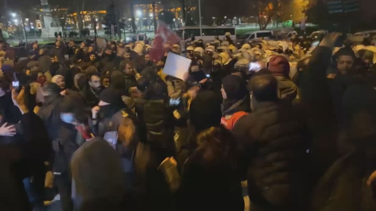 Bu da oldu: 'Cumhurbaşkanı aleyhine slogan atanların yanında bulunmak' suç sayıldı