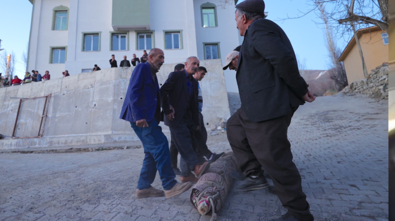 Ayaklarıyla ezip dünyanın en sağlam kıyafetini yapıyorlar