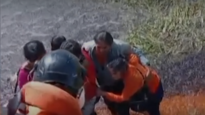 Uçak kazasından sağ çıktılar, timsahlarla dolu bataklığa düştüler: Canlı canlı yenmekten zor kurtuldular