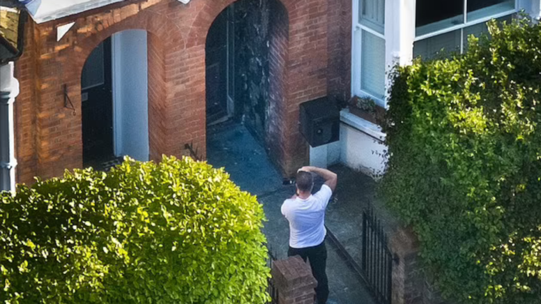 İngiltere Başbakanı'nın evini yaktı: Ülke alarma geçti