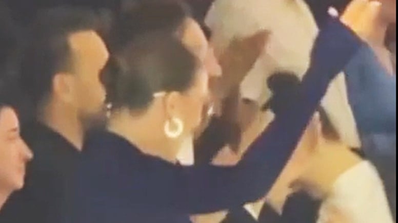 Serenay Sarıkaya günler sonra ortaya çıktı! Katıldığı  defilede böyle döktürdü
