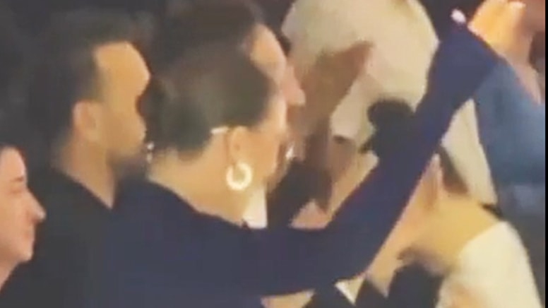 Serenay Sarıkaya günler sonra ortaya çıktı! Katıldığı defilede böyle döktürdü