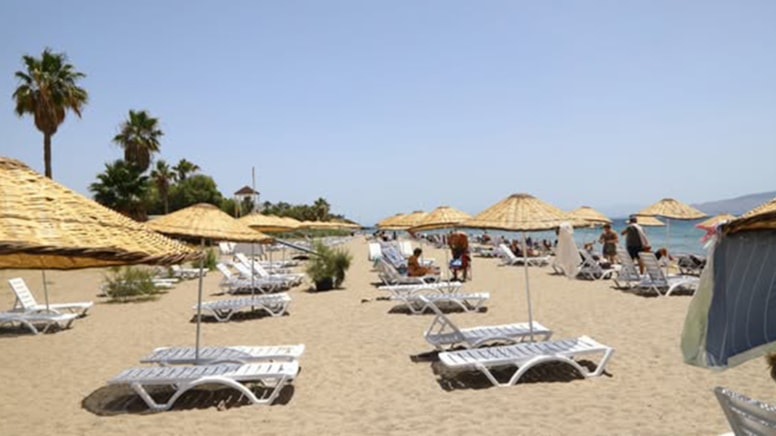 Belediye halk plajındaki şezlongları 100 TL yaptı, tepki yağdı