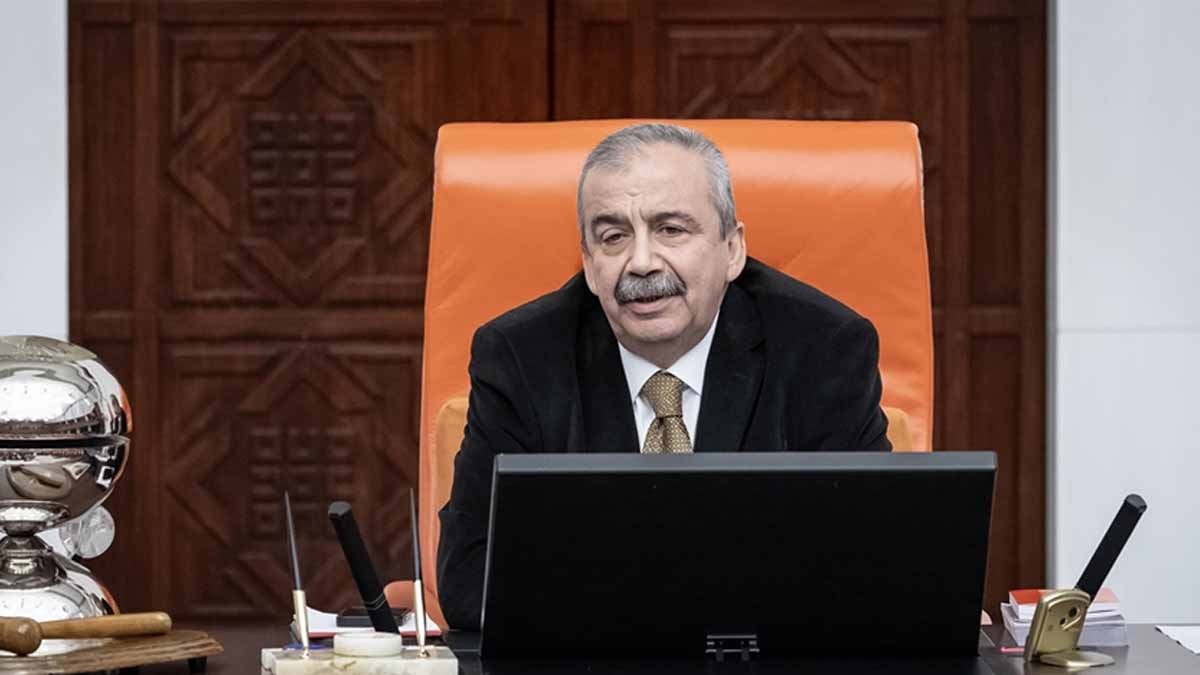 Sırrı Süreyya Önder kimdir? İşte Türk siyasetinin renkli ismi Sırrı Süreyya Önder'in biyografisi