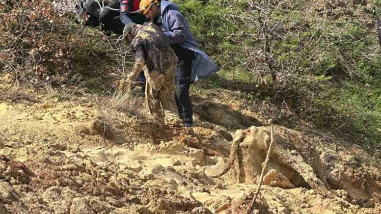 Sivas'ta yaşlı adam ineğiyle çamura saplandı