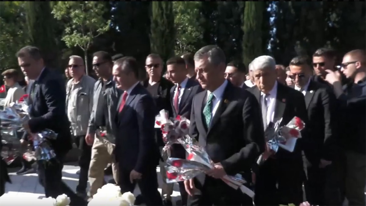 CHP lideri Özel, Soma'da maden şehitliğini ziyaret etti