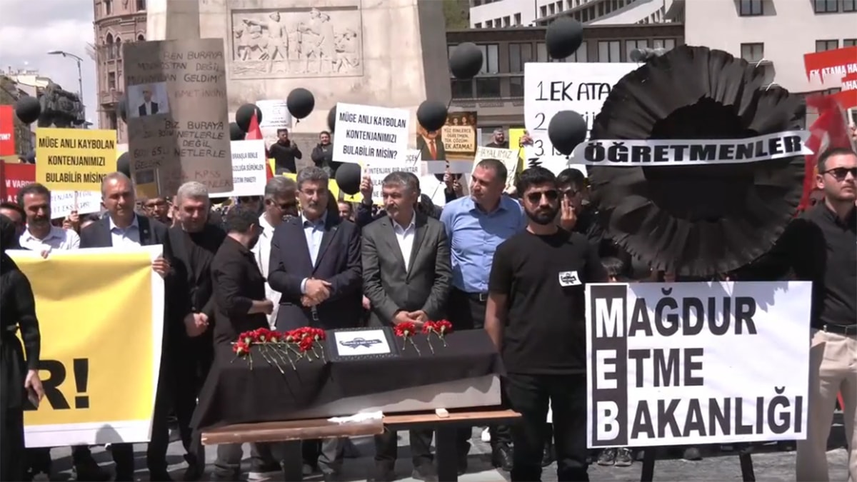 Ek atama isteyen öğretmenler Bakan Tekin'i 'tabutla' protesto etti