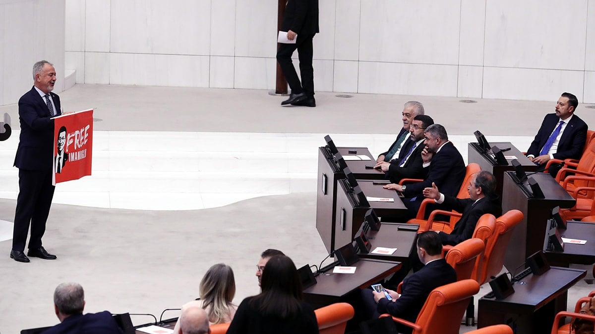 İmamoğlu önerisi AKP ve MHP oylarıyla reddedildi! O pankart Genel Kurul'a damga vurdu