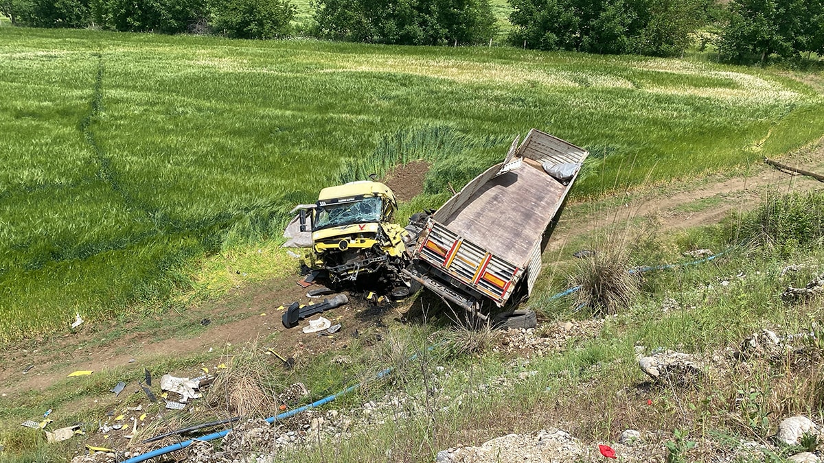 Batman'da şarampole devrilen TIR'daki 3 kişi yaralandı