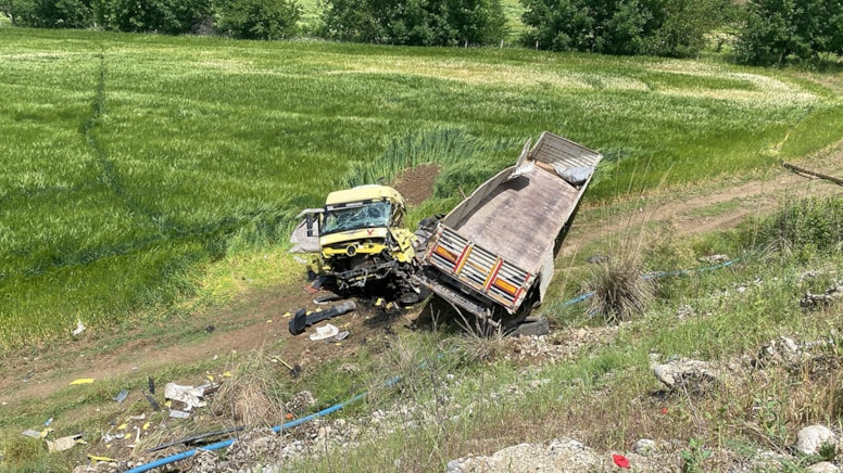 Batman'da şarampole devrilen TIR'daki 3 kişi yaralandı