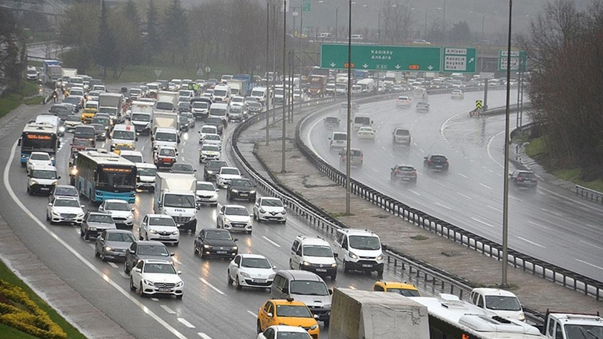 İstanbullunun trafik çilesi hafta sonuna taştı: Yüzde 74'e yükseldi