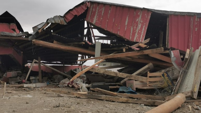 Van'da fırtınanın hızı 60 kilometreye çıktı! Çatılar havada uçtu