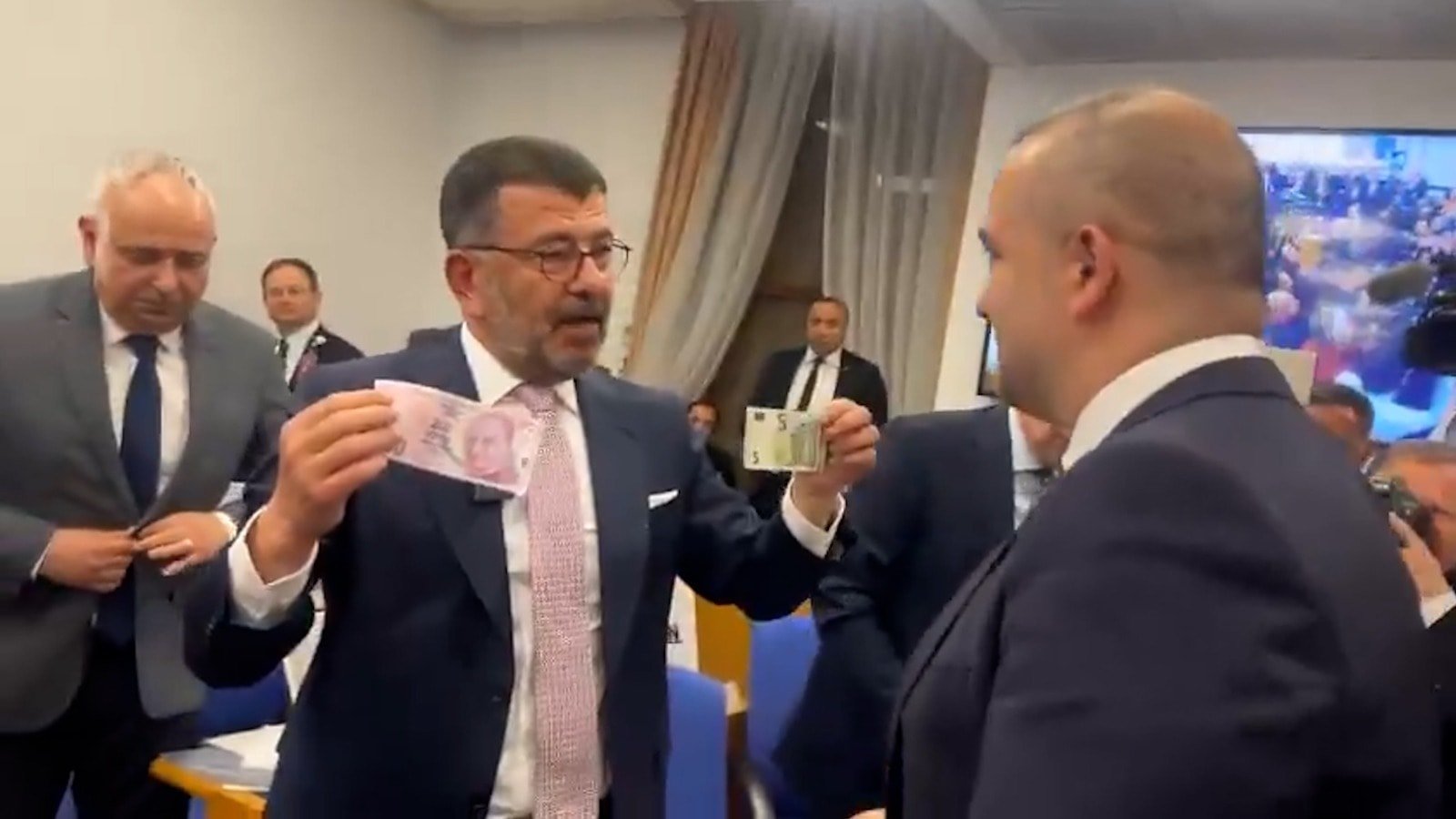Merkez Bankası Başkanı Karahan'a Meclis'te protesto