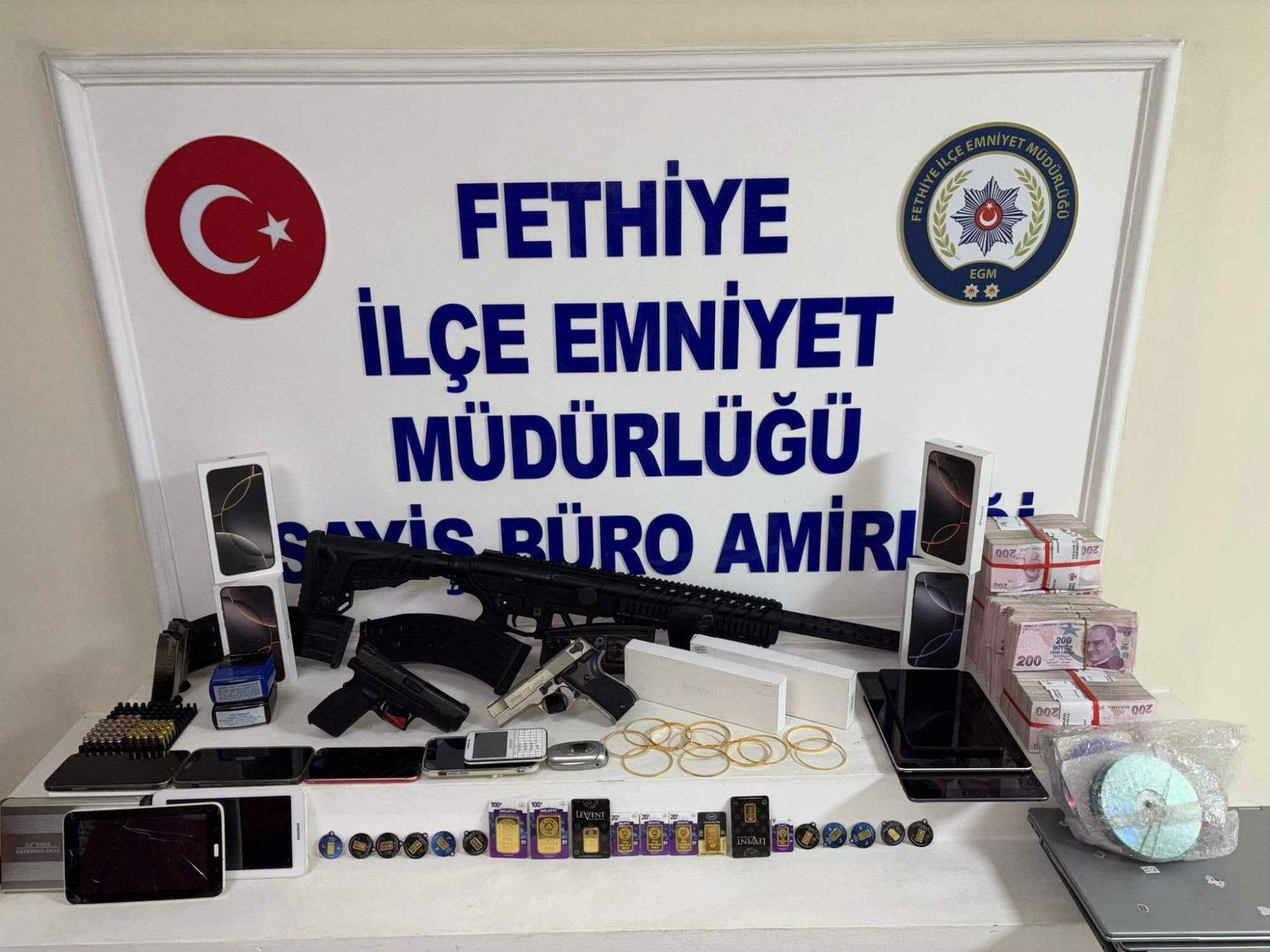 Dolandırıcılık şüphelisinin evinden cephanelik çıktı