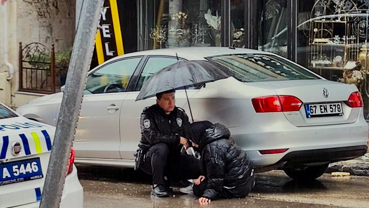 Yaralanan kız çocuğunun başında "ıslanmasın" diye şemsiyeyle bekledi