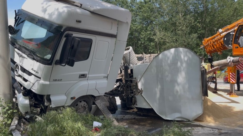 Yem yüklü TIR devrildi, trafik kilitlendi