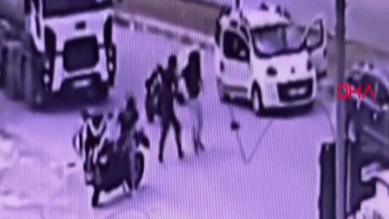 Kaskla defalarca araca vurup, sürücüsünü dövdü