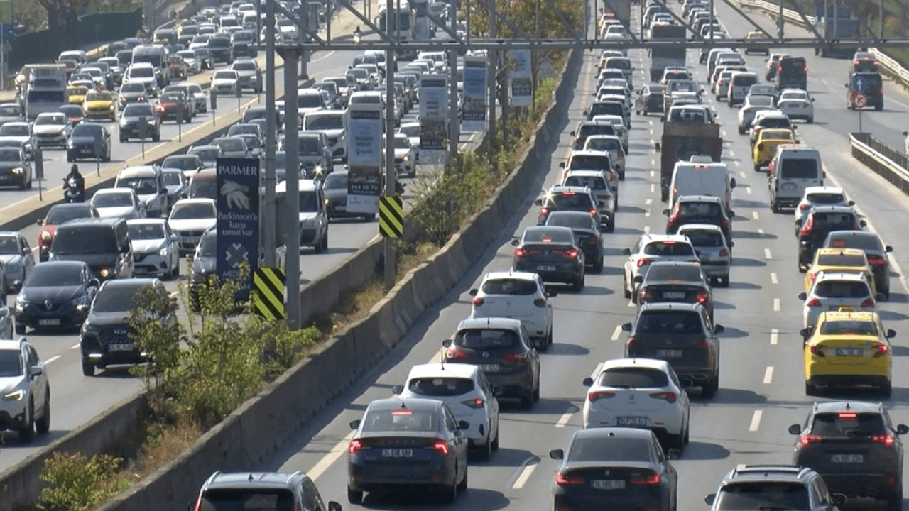 Pazartesi geldi İstanbul trafiği kilitlendi