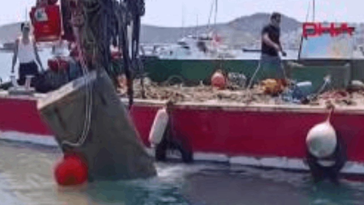 Denizin dibinden 130 ton atık çıkarıldı