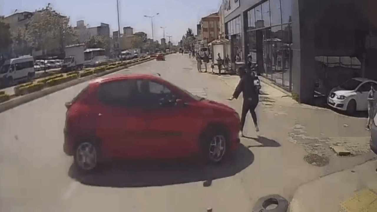 Yürüyen kadın felaketi yaşadı: Metrelerce savruldu