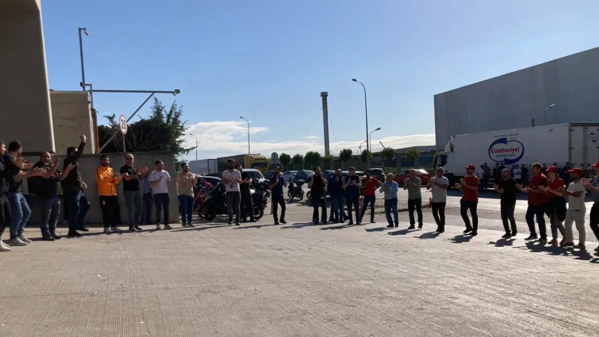 Zammı öğrenen işçiler halaya koştu