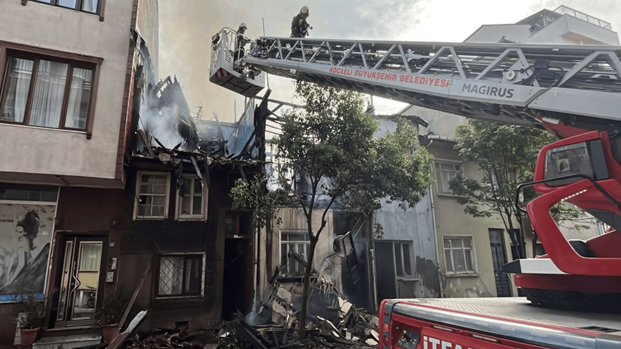 Kocaeli'ndeki yangında 3 ev yandı; 2 itfaiye eri yaralandı