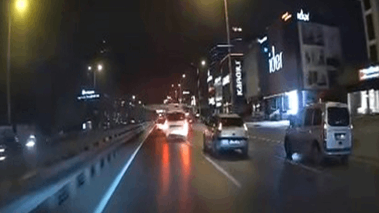 Avcılar D-100'de makaslı tehlike: Trafiği birbirine kattı