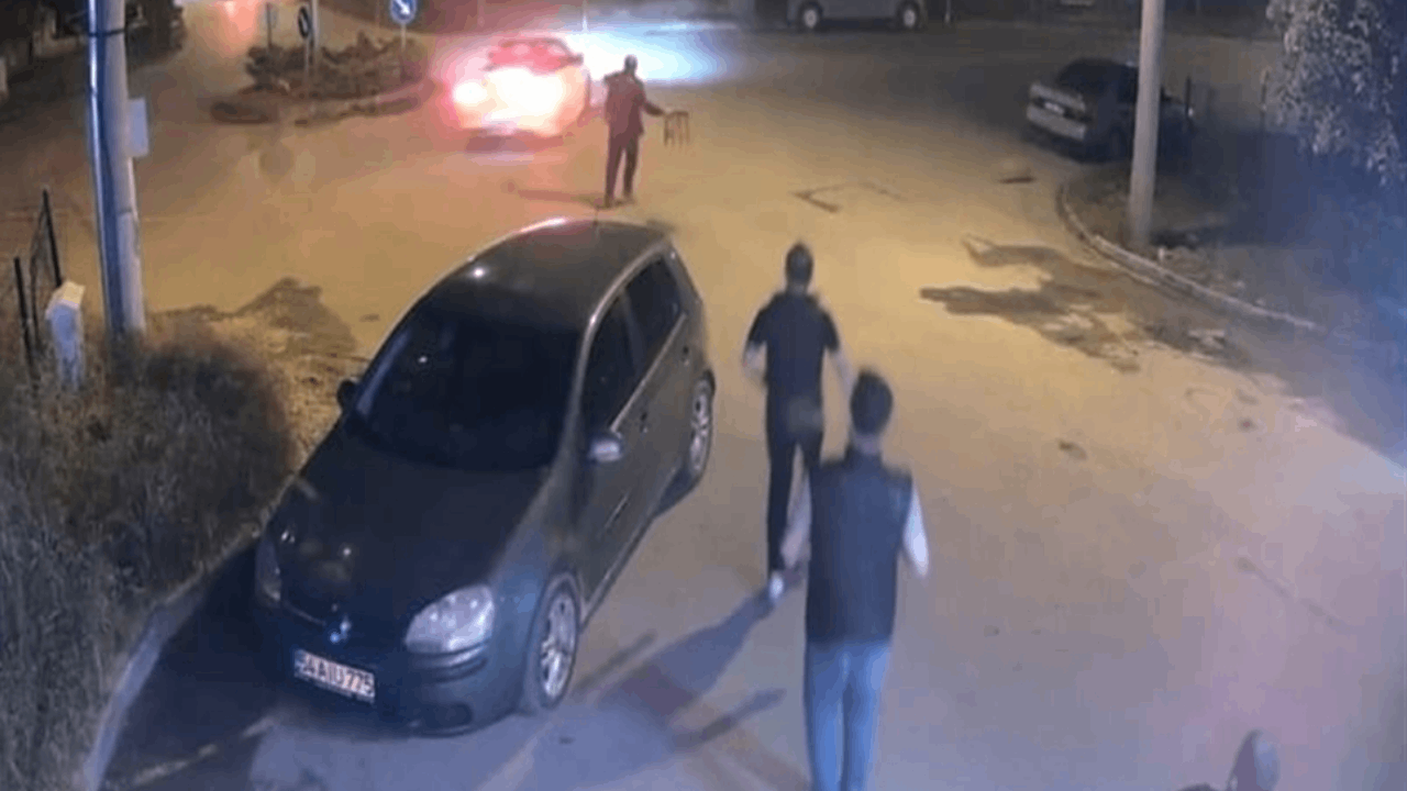 Drift yapan sürücünün otomobiline tabure fırlattı